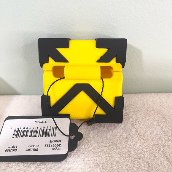 Off-White Silicone Arrow 2nd Generation Airpod Case nwt - Picture 4 of 9